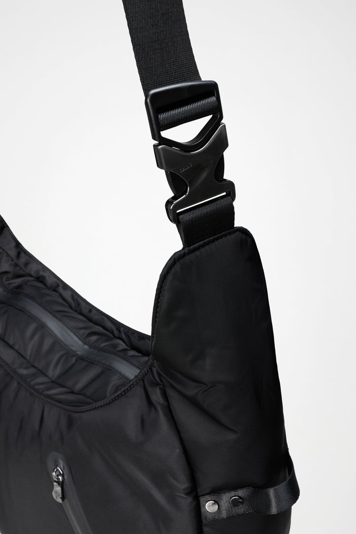 RAINS Delphi Shoulder Bag Large Black 28L H45 x D14 x W32 cm Shoulder Bag